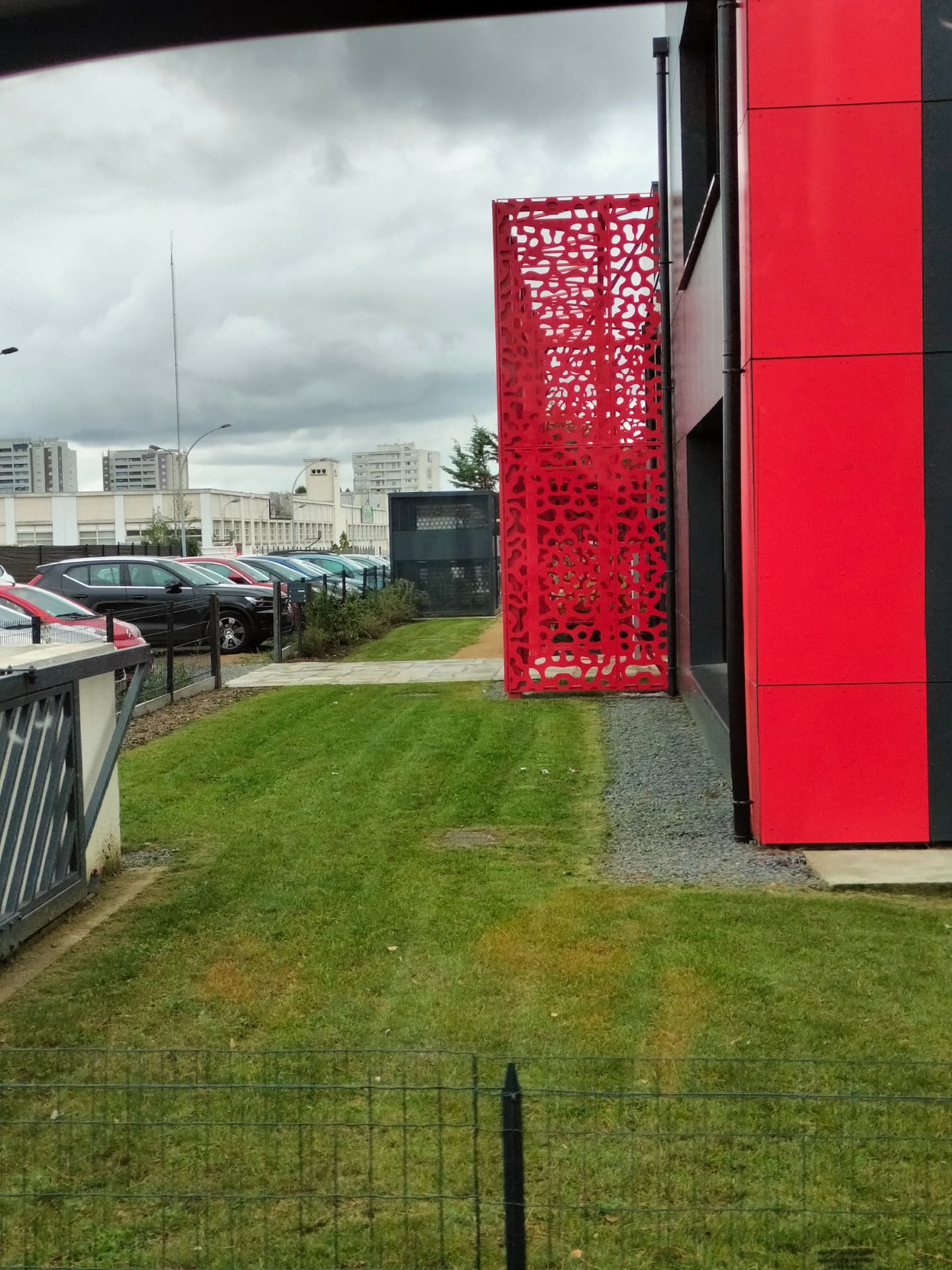 Pelouse tondue le long d'un parking d'entreprise